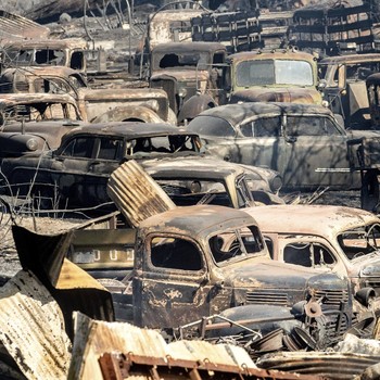 Penampakan Mobil Ludes Terbakar Imbas Kebakaran Hutan di California