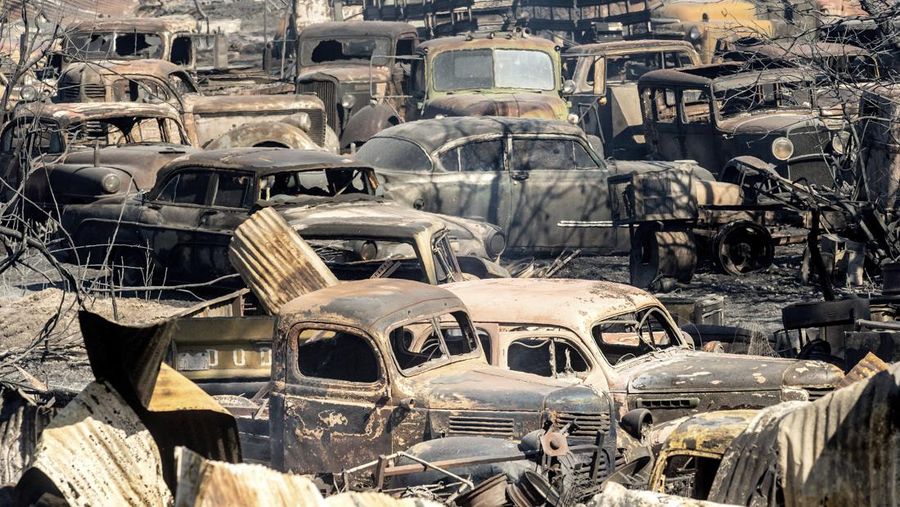 Kendaraan yang terbakar akibat Kebakaran Park Fire berjejer di halaman komunitas Cohasset di Butte County, California, Amerika Serikat (AS). (AP Photo/Noah Berger)