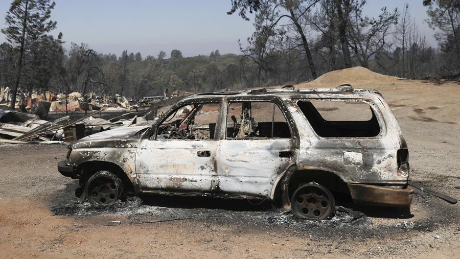 Kendaraan yang terbakar akibat Kebakaran Park Fire berjejer di halaman komunitas Cohasset di Butte County, California, Amerika Serikat (AS). (AP Photo/Noah Berger)