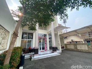 Polisi Geledah WSJ Clinic, Sita Alat Sedot Lemak hingga Plang Klinik
