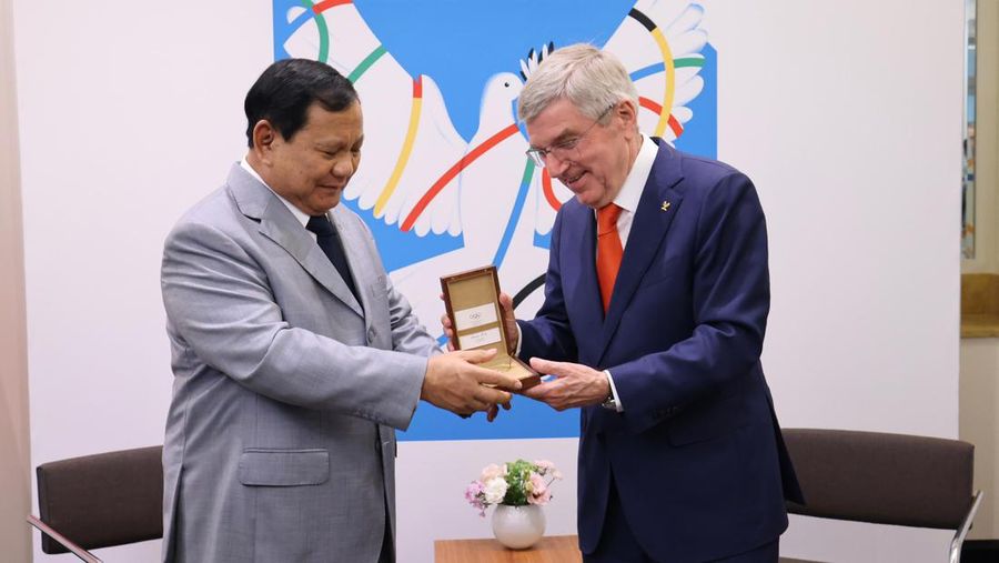 Menteri Pertahanan Republik Indonesia Prabowo Subianto menghadiri pertemuan penting dengan Presiden International Olympic Committee (IOC), Thomas Bach, di Hotel Du Collectionneur, Paris, Sabtu, (27/7/2024). (Dok. IOC)