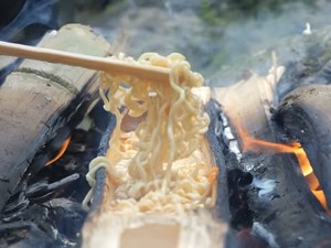 Masak Mie Instan di Hutan, Orang Korea Ini Gunakan Bambu dan Air Kelapa