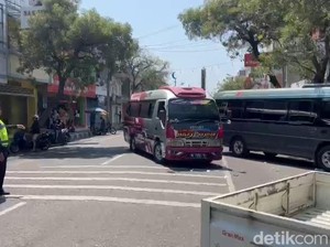 Mikrobus Parkir Sembarangan di Wisata Religi Kota Pasuruan Dirazia