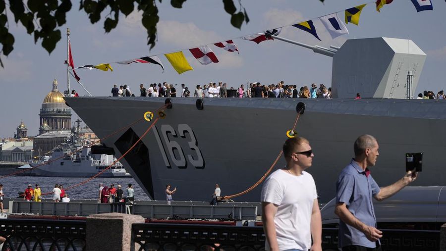 Parade tahunan Hari Angkatan Laut di Saint Petersburg, Rusia, Minggu (28/7/2024).  (Dmitri Lovetsky/Pool via REUTERS)