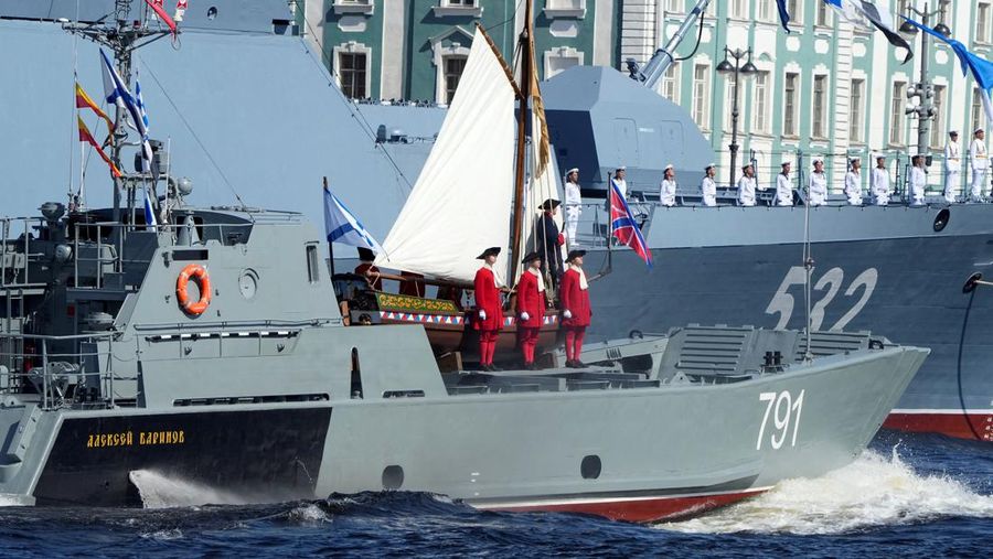Parade tahunan Hari Angkatan Laut di Saint Petersburg, Rusia, Minggu (28/7/2024).  (Dmitri Lovetsky/Pool via REUTERS)