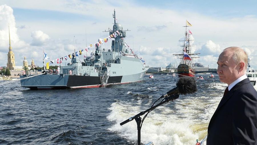 Parade tahunan Hari Angkatan Laut di Saint Petersburg, Rusia, Minggu (28/7/2024).  (Dmitri Lovetsky/Pool via REUTERS)