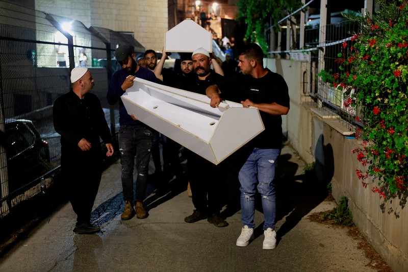 Warga menolong anak-anak yang terluka beberapa saat setelah serangan roket Hizbullah di Majdal Shams, Dataran Tinggi Golan yang diduduki Israel, Sabtu (27/7/2024). (AP Photo/Hassan Shams) Warga menolong anak-anak yang terluka beberapa saat setelah serangan roket Hizbullah di Majdal Shams, Dataran Tinggi Golan yang diduduki Israel, Sabtu (27/7/2024). (AP Photo/Hassan Shams)