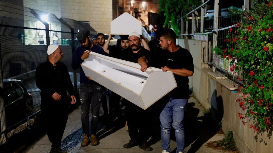 Warga menolong anak-anak yang terluka beberapa saat setelah serangan roket Hizbullah di Majdal Shams, Dataran Tinggi Golan yang diduduki Israel, Sabtu (27/7/2024). (AP Photo/Hassan Shams)