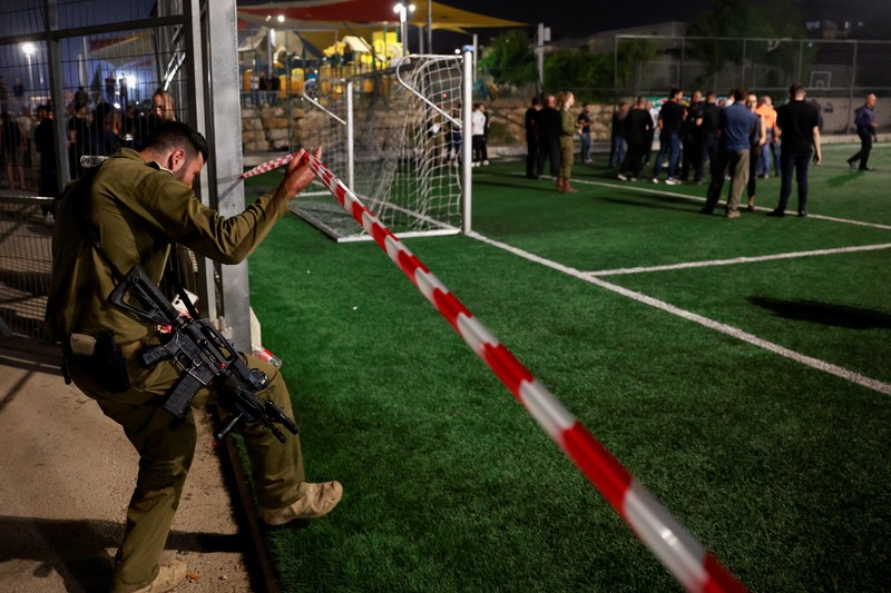 Warga menolong anak-anak yang terluka beberapa saat setelah serangan roket Hizbullah di Majdal Shams, Dataran Tinggi Golan yang diduduki Israel, Sabtu (27/7/2024). (AP Photo/Hassan Shams) Warga menolong anak-anak yang terluka beberapa saat setelah serangan roket Hizbullah di Majdal Shams, Dataran Tinggi Golan yang diduduki Israel, Sabtu (27/7/2024). (AP Photo/Hassan Shams)