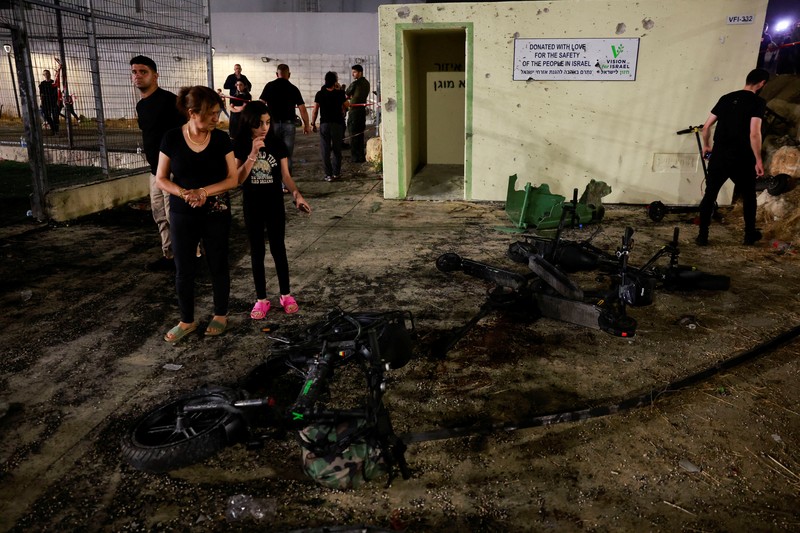 Warga menolong anak-anak yang terluka beberapa saat setelah serangan roket Hizbullah di Majdal Shams, Dataran Tinggi Golan yang diduduki Israel, Sabtu (27/7/2024). (AP Photo/Hassan Shams) Warga menolong anak-anak yang terluka beberapa saat setelah serangan roket Hizbullah di Majdal Shams, Dataran Tinggi Golan yang diduduki Israel, Sabtu (27/7/2024). (AP Photo/Hassan Shams)