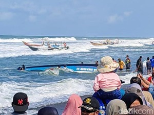 Insiden Perahu Terbalik Warnai Larung Kambing Kendit di Pantai Genjik