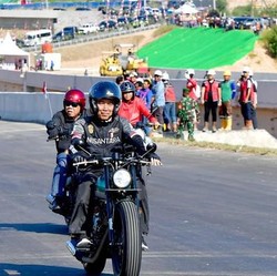 Jokowi Motoran Jajal Jalan Tol IKN, Resmikan Jembatan Pulau Balang