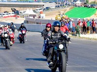 Jokowi Motoran Jajal Jalan Tol IKN, Resmikan Jembatan Pulau Balang