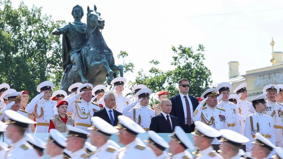 Presiden Rusia, Vladimir Putin menghadiri parade Hari Angkatan Laut di St. Petersburg, Rusia, Minggu (28/7/2024). (Sputnik/Sergei Savostyanov/Pool via REUTERS)
