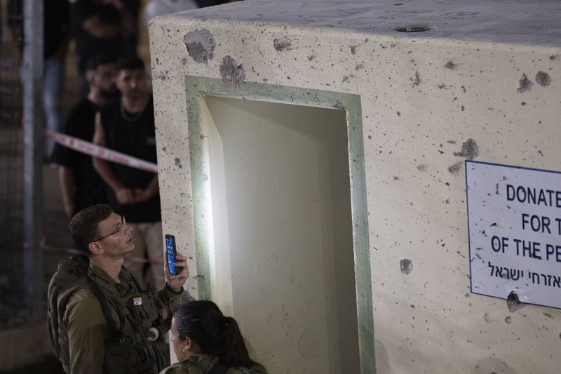 Warga menolong anak-anak yang terluka beberapa saat setelah serangan roket Hizbullah di Majdal Shams, Dataran Tinggi Golan yang diduduki Israel, Sabtu (27/7/2024). (AP Photo/Hassan Shams)