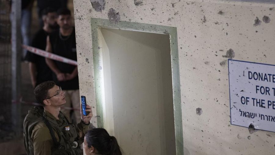 Warga menolong anak-anak yang terluka beberapa saat setelah serangan roket Hizbullah di Majdal Shams, Dataran Tinggi Golan yang diduduki Israel, Sabtu (27/7/2024). (AP Photo/Hassan Shams)