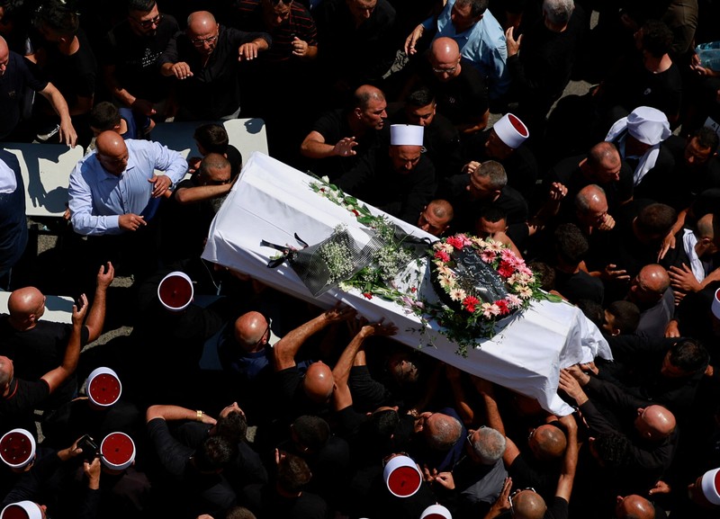 Warga berkumpul mengantarkan jenazah saat pemakaman anak-anak yang tewas pada sebuah lapangan sepak bola akibat serangan roket Hizbullah di Desa Druze, Dataran Tinggi Golan yang dikuasai Israel, Minggu (28/7/2024). (REUTERS/Ammar Awad) Warga berkumpul mengantarkan jenazah saat pemakaman anak-anak yang tewas pada sebuah lapangan sepak bola akibat serangan roket Hizbullah di Desa Druze, Dataran Tinggi Golan yang dikuasai Israel, Minggu (28/7/2024). (REUTERS/Ammar Awad)