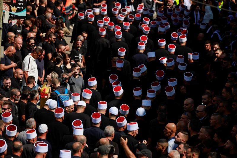 Warga berkumpul mengantarkan jenazah saat pemakaman anak-anak yang tewas pada sebuah lapangan sepak bola akibat serangan roket Hizbullah di Desa Druze, Dataran Tinggi Golan yang dikuasai Israel, Minggu (28/7/2024). (REUTERS/Ammar Awad) Warga berkumpul mengantarkan jenazah saat pemakaman anak-anak yang tewas pada sebuah lapangan sepak bola akibat serangan roket Hizbullah di Desa Druze, Dataran Tinggi Golan yang dikuasai Israel, Minggu (28/7/2024). (REUTERS/Ammar Awad)