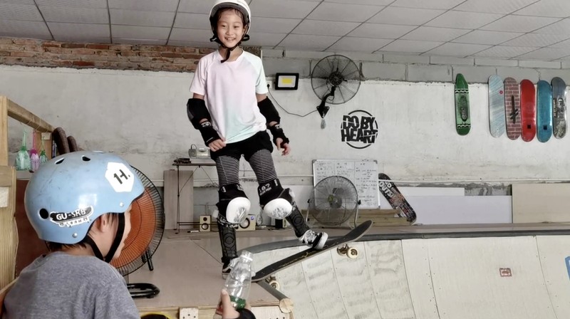 Atlet Skateboard dari China  Zheng Haohao. (Tangkapan Layar Video Reuters/CCTV)