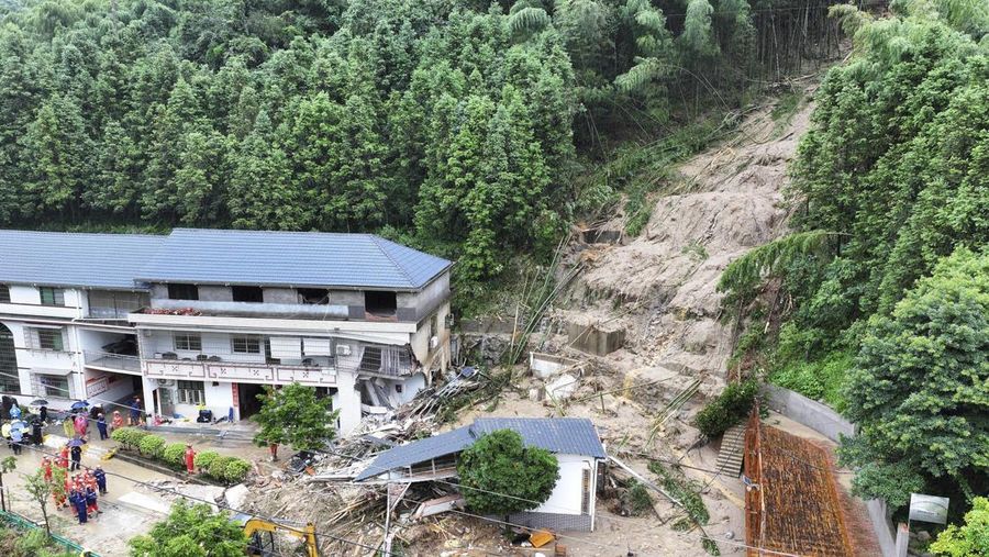 Dalam foto drone yang dirilis oleh Kantor Berita Xinhua ini, tanah longsor menghancurkan sebuah rumah di Desa Yuelin, Kota Shouyue, Kota Hengyang, Provinsi Hunan, Tiongkok tengah pada hari Minggu, 28 Juli 2024. (Chen Zhenhai/Xinhua via AP)