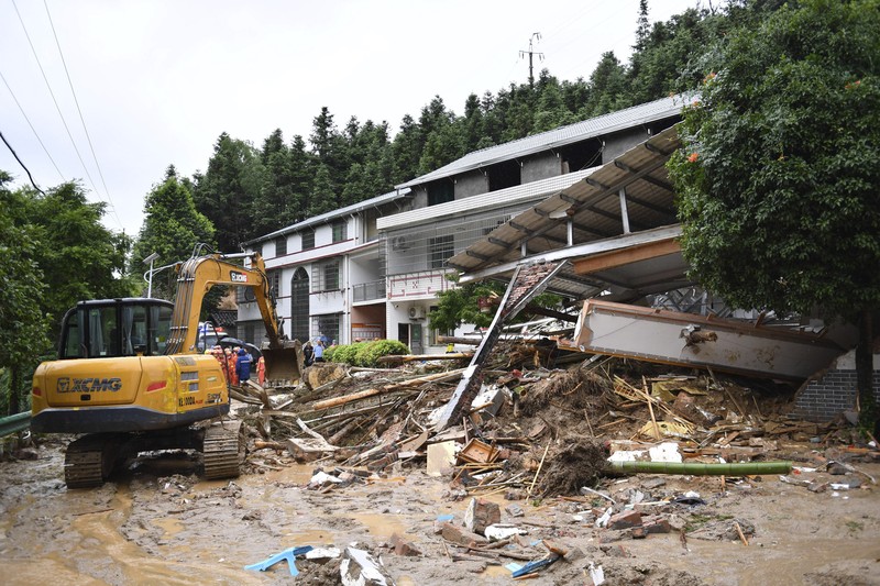Dalam foto drone yang dirilis oleh Kantor Berita Xinhua ini, tanah longsor menghancurkan sebuah rumah di Desa Yuelin, Kota Shouyue, Kota Hengyang, Provinsi Hunan, Tiongkok tengah pada hari Minggu, 28 Juli 2024. Dalam foto drone yang dirilis oleh Kantor Berita Xinhua ini, tanah longsor menghancurkan sebuah rumah di Desa Yuelin, Kota Shouyue, Kota Hengyang, Provinsi Hunan, Tiongkok tengah pada hari Minggu, 28 Juli 2024. (Chen Zhenhai/Xinhua via AP)