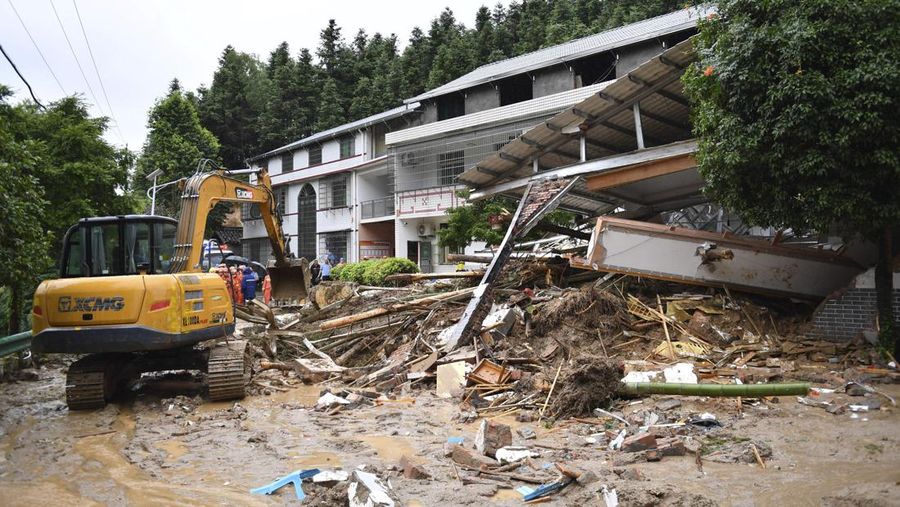 Dalam foto drone yang dirilis oleh Kantor Berita Xinhua ini, tanah longsor menghancurkan sebuah rumah di Desa Yuelin, Kota Shouyue, Kota Hengyang, Provinsi Hunan, Tiongkok tengah pada hari Minggu, 28 Juli 2024. (Chen Zhenhai/Xinhua via AP)