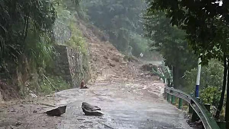 Dalam foto yang dirilis oleh Kantor Berita Xinhua ini, tanah longsor menutup jalan di Kota Shouyue, Distrik Nanyue, Kota Hengyang, Provinsi Hunan, Tiongkok tengah pada hari Minggu, 28 Juli 2024. (Xinhua via AP)