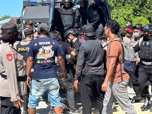 Eksekusi Lahan di Pinrang Ricuh, Warga Blokade Jalan-Lempari Polisi