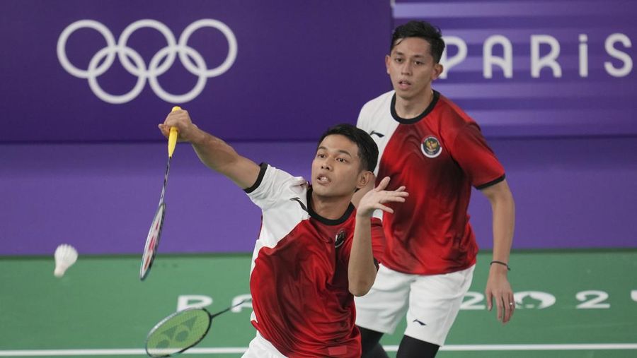 Fajar Alfian, depan, dan Muhammad Rian Ardianto bertanding melawan Mark Lamsfuss dan Marvin Seidel dari Jerman selama pertandingan penyisihan grup bulu tangkis ganda putra di Olimpiade Musim Panas 2024, Sabtu, 27 Juli 2024, di Paris, Prancis. (AP Photo/Kin Cheung)