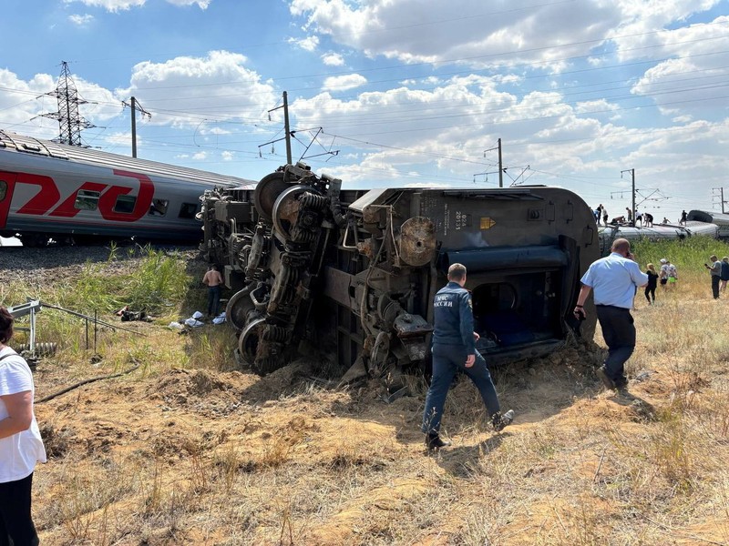 Gerbong kereta penumpang yang tergelincir setelah bertabrakan dengan truk di Wilayah Volgograd, Rusia, Senin (29/7/2024). (Handout via REUTERS)