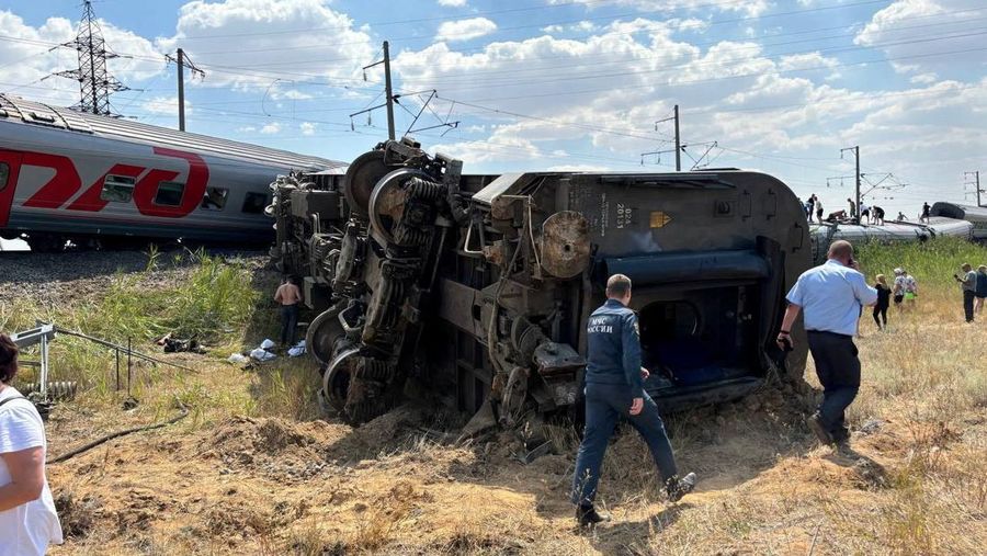 Gerbong kereta penumpang yang tergelincir setelah bertabrakan dengan truk di Wilayah Volgograd, Rusia, Senin (29/7/2024). (Handout via REUTERS)