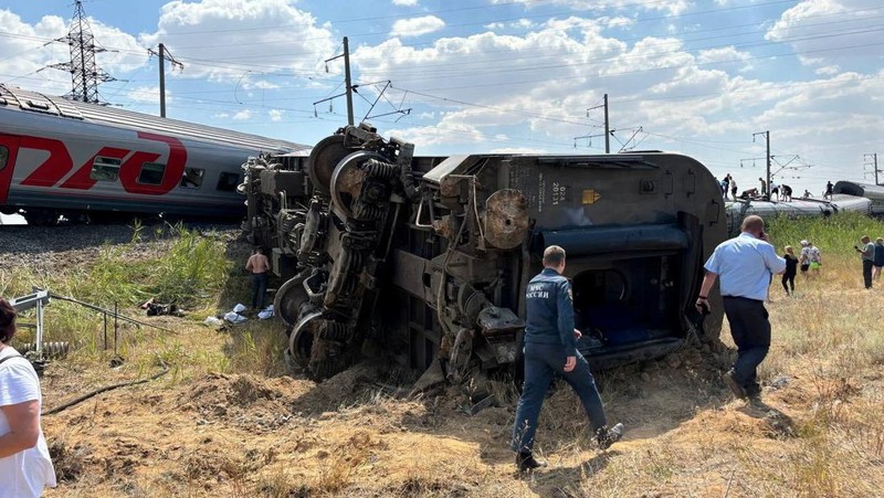 Gerbong kereta penumpang yang tergelincir setelah bertabrakan dengan truk di Wilayah Volgograd, Rusia, Senin (29/7/2024). (Handout via REUTERS)