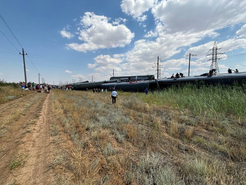 Gerbong kereta penumpang yang tergelincir setelah bertabrakan dengan truk di Wilayah Volgograd, Rusia, Senin (29/7/2024). (Handout via REUTERS)
