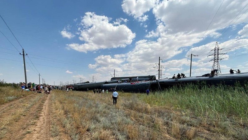 Gerbong kereta penumpang yang tergelincir setelah bertabrakan dengan truk di Wilayah Volgograd, Rusia, Senin (29/7/2024). (Handout via REUTERS)