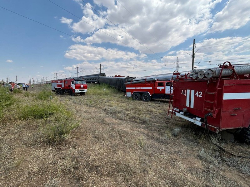 Gerbong kereta penumpang yang tergelincir setelah bertabrakan dengan truk di Wilayah Volgograd, Rusia, Senin (29/7/2024). (Handout via REUTERS)