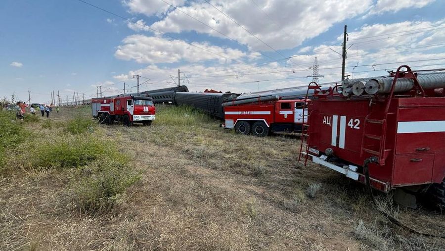 Gerbong kereta penumpang yang tergelincir setelah bertabrakan dengan truk di Wilayah Volgograd, Rusia, Senin (29/7/2024). (Handout via REUTERS)