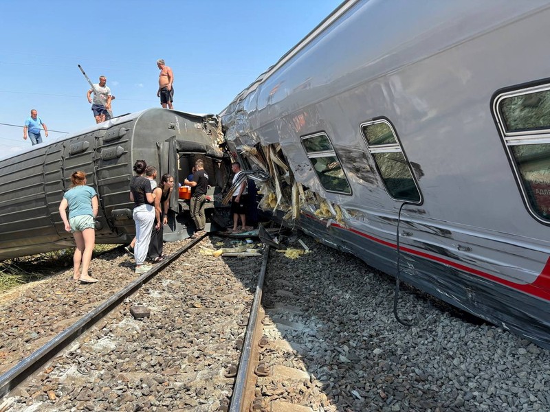 Gerbong kereta penumpang yang tergelincir setelah bertabrakan dengan truk di Wilayah Volgograd, Rusia, Senin (29/7/2024). (Handout via REUTERS)