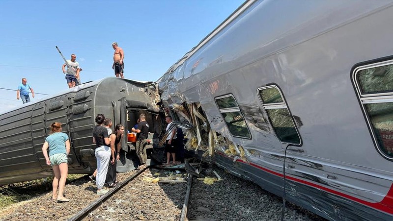 Gerbong kereta penumpang yang tergelincir setelah bertabrakan dengan truk di Wilayah Volgograd, Rusia, Senin (29/7/2024). (Handout via REUTERS)