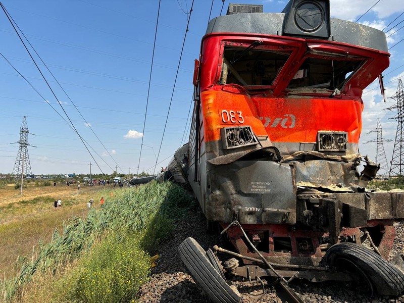 Gerbong kereta penumpang yang tergelincir setelah bertabrakan dengan truk di Wilayah Volgograd, Rusia, Senin (29/7/2024). (Handout via REUTERS) Gerbong kereta penumpang yang tergelincir setelah bertabrakan dengan truk di Wilayah Volgograd, Rusia, Senin (29/7/2024). (Handout via REUTERS)