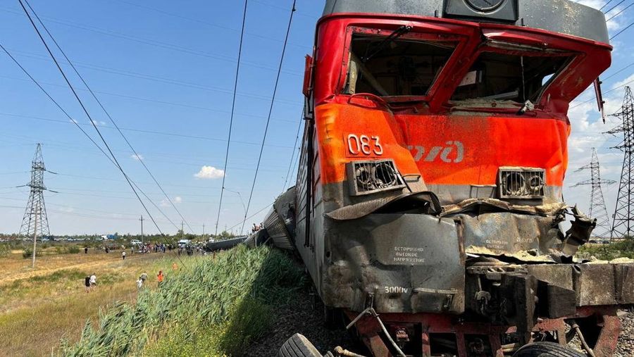Gerbong kereta penumpang yang tergelincir setelah bertabrakan dengan truk di Wilayah Volgograd, Rusia, Senin (29/7/2024). (Handout via REUTERS)