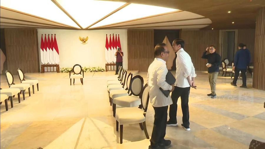 Presiden Joko Widodo untuk pertama kali berkantor di Kantor Presiden Ibu Kota Nusantara (IKN), Kalimantan Timur pada Senin (29/7) pagi.

Jokowi turut didampingi oleh Menteri Sekretaris Negara, Pratikno saat meninjau salah satu ruang rapat di Kantor Presiden Kawasan Inti Pusat Pemerintahan IKN.