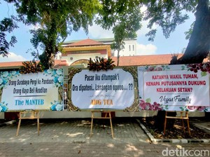 Kalimat-kalimat Lucu di Karangan Bunga Kritik Hakim Bebaskan Pembunuh Dini