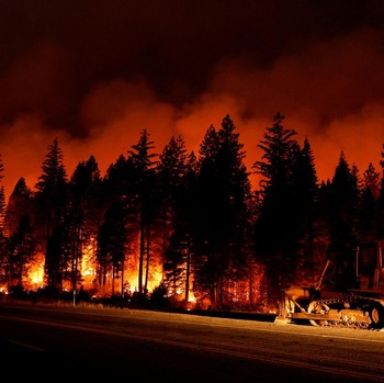 Menyala! Penampakan 2 Juta Hektare Hutan di California Jadi Lautan Api