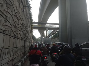 Lalin di Underpass Mampang Arah Kuningan Macet Panjang Pagi Ini