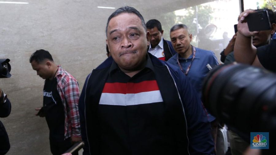 Kepala Badan Perlindungan Pekerja Migran Indonesia (BP2MI) Benny Rhamdani saat tiba untuk mengadiri pemeriksaan Bareskrim Polri, Senin (29/7/2024). (CNBC Indonesia/Muhammad Sabki)