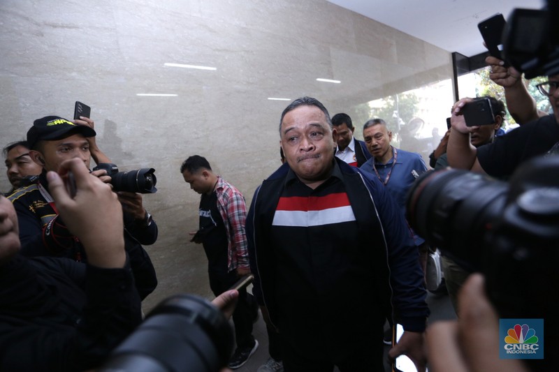 Kepala Badan Perlindungan Pekerja Migran Indonesia (BP2MI) Benny Rhamdani saat tiba untuk mengadiri pemeriksaan Bareskrim Polri, Senin (29/7/2024). (CNBC Indonesia/Muhammad Sabki) Kepala Badan Perlindungan Pekerja Migran Indonesia (BP2MI) Benny Rhamdani saat tiba untuk mengadiri pemeriksaan Bareskrim Polri, Senin (29/7/2024). (CNBC Indonesia/Muhammad Sabki)