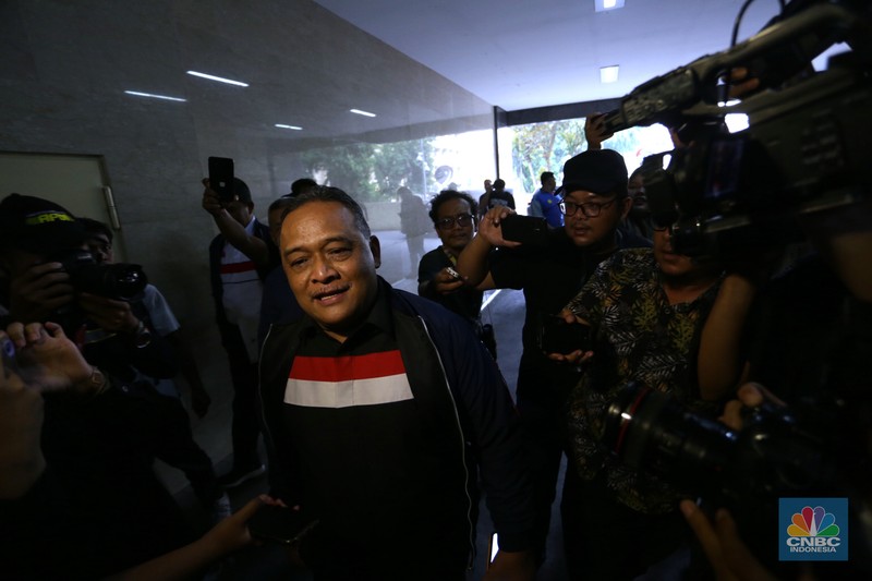 Kepala Badan Perlindungan Pekerja Migran Indonesia (BP2MI) Benny Rhamdani saat tiba untuk mengadiri pemeriksaan Bareskrim Polri, Senin (29/7/2024). (CNBC Indonesia/Muhammad Sabki)