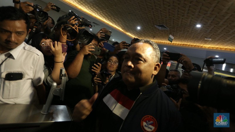 Kepala Badan Perlindungan Pekerja Migran Indonesia (BP2MI) Benny Rhamdani saat tiba untuk mengadiri pemeriksaan Bareskrim Polri, Senin (29/7/2024). (CNBC Indonesia/Muhammad Sabki) Kepala Badan Perlindungan Pekerja Migran Indonesia (BP2MI) Benny Rhamdani saat tiba untuk mengadiri pemeriksaan Bareskrim Polri, Senin (29/7/2024). (CNBC Indonesia/Muhammad Sabki)