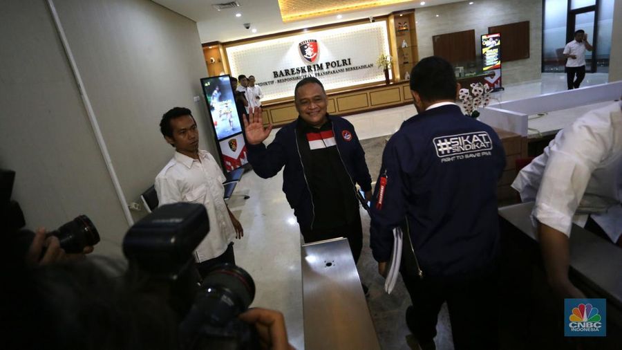 Kepala Badan Perlindungan Pekerja Migran Indonesia (BP2MI) Benny Rhamdani saat tiba untuk mengadiri pemeriksaan Bareskrim Polri, Senin (29/7/2024). (CNBC Indonesia/Muhammad Sabki)