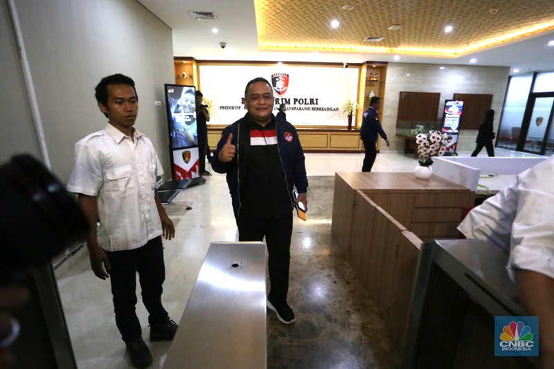 Kepala Badan Perlindungan Pekerja Migran Indonesia (BP2MI) Benny Rhamdani saat tiba untuk mengadiri pemeriksaan Bareskrim Polri, Senin (29/7/2024). (CNBC Indonesia/Muhammad Sabki) Kepala Badan Perlindungan Pekerja Migran Indonesia (BP2MI) Benny Rhamdani saat tiba untuk mengadiri pemeriksaan Bareskrim Polri, Senin (29/7/2024). (CNBC Indonesia/Muhammad Sabki)
